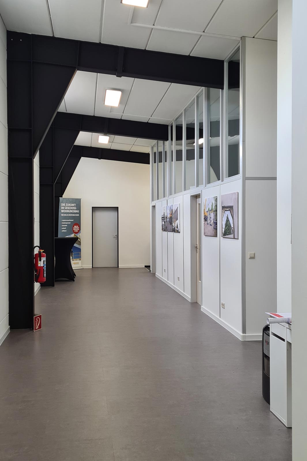 Flur in einem Büro nach der Renovierung von Wänden, Pfeilern und Boden