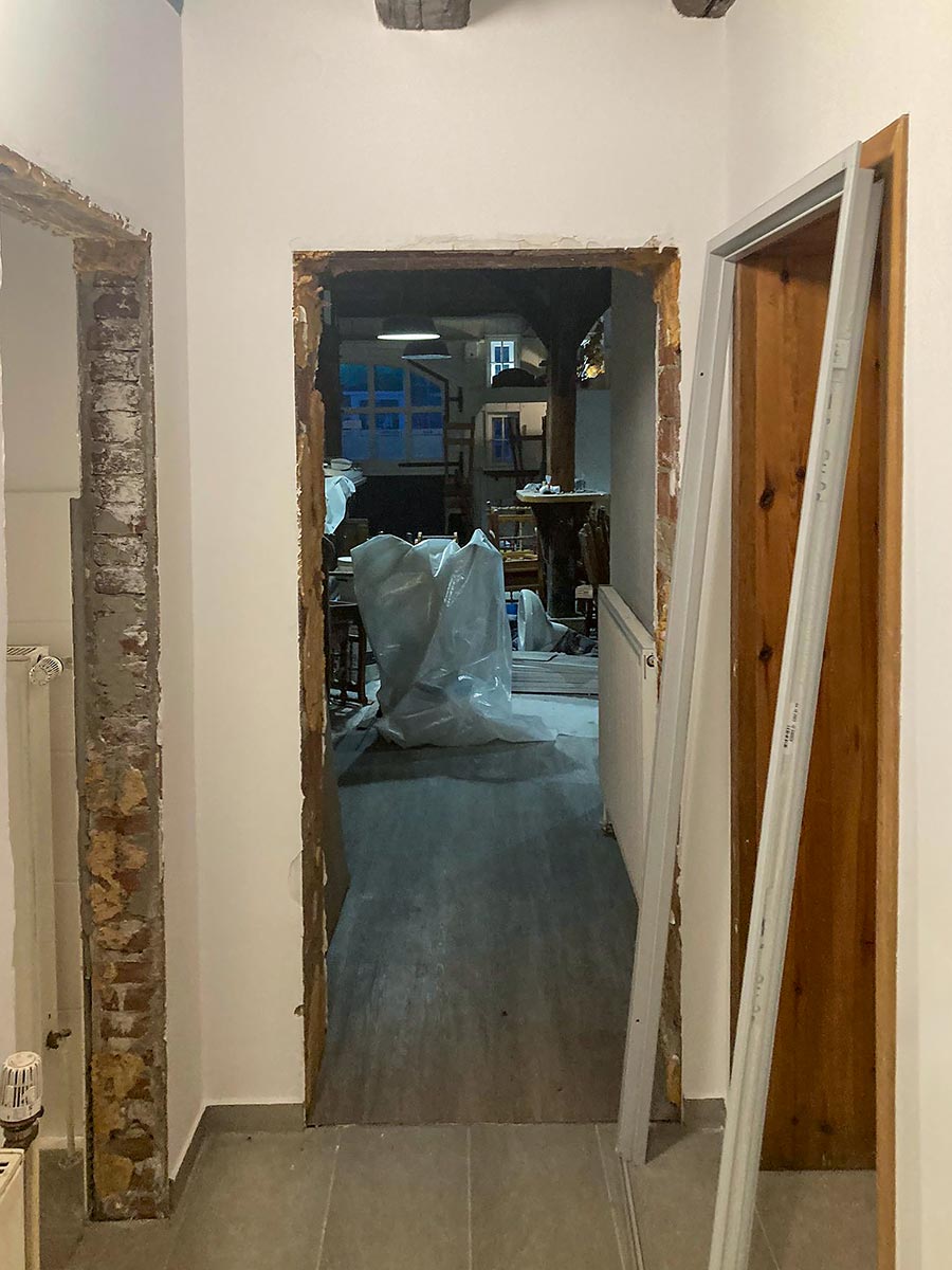 Beseitigung des Wasserschadens , kurz vor dem Einsetzen der Türen
