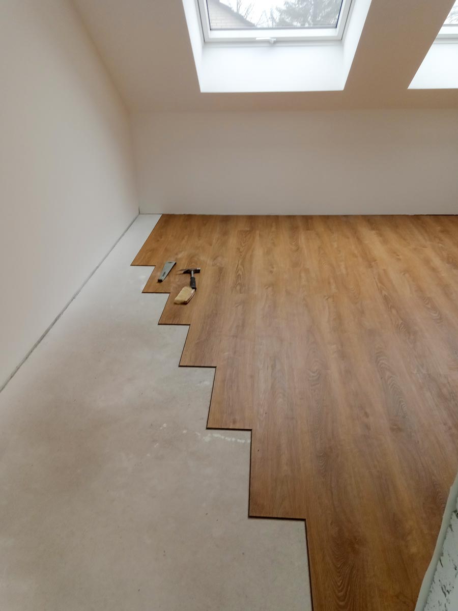 Verlegen von Klick-Vinylboden in einem Wohnhaus