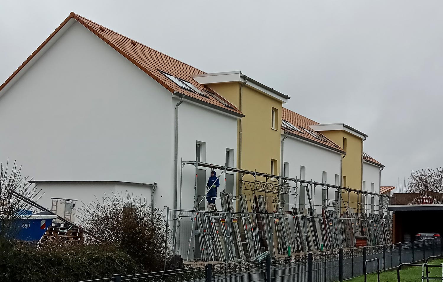 am fertig gedämmten Mehrfamilienhaus wird das Gerüst abgebaut