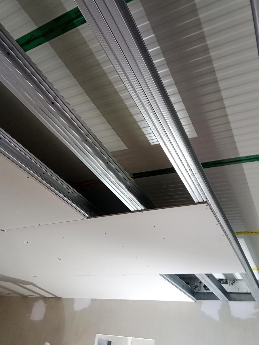 Decken-Verkleidung mit Trockenbauplatten