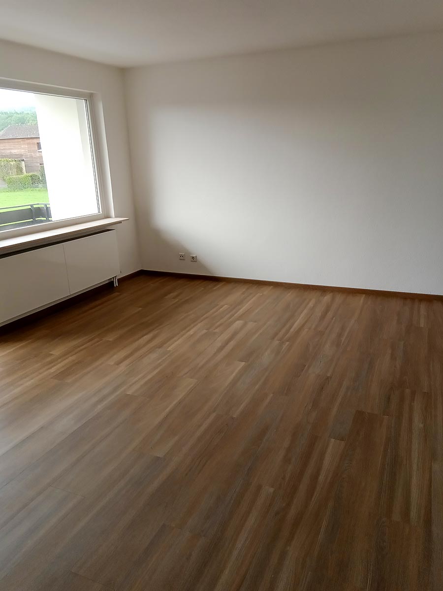 Sanierung einer Wohnung, Wände gestrichen, Fußboden mit Klick-Vinyl verlegt