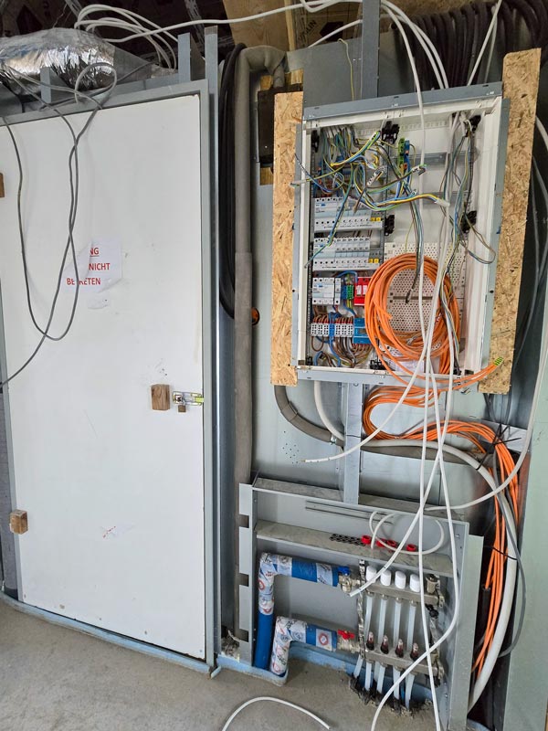 offener Schaltschrank für die Elektro-Steuerung