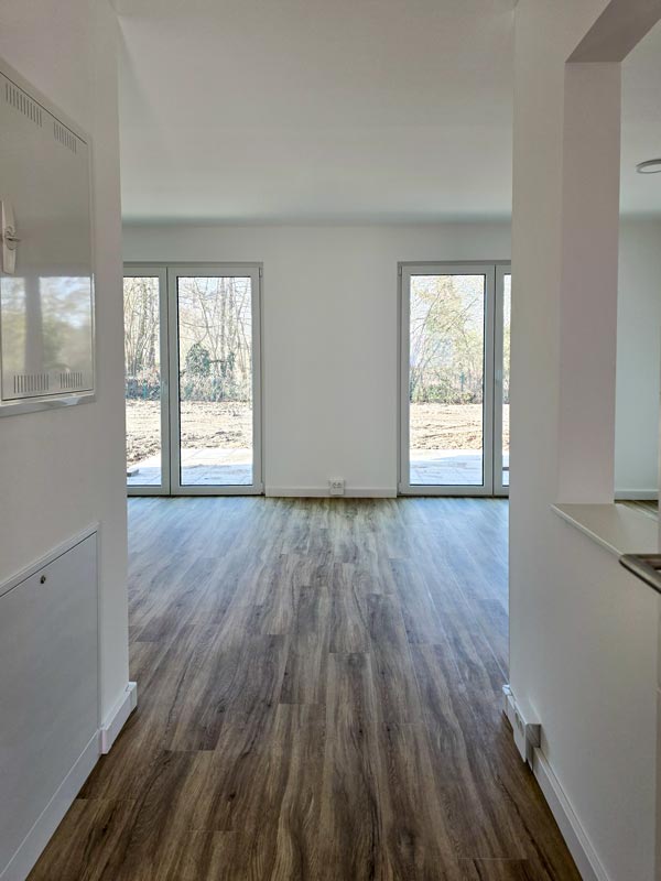 Nach dem Verkleiden der Steuerung, Putzen und Streichen der Wohnung, Verlegen des Fußbodens sowie Einhängen der Türen