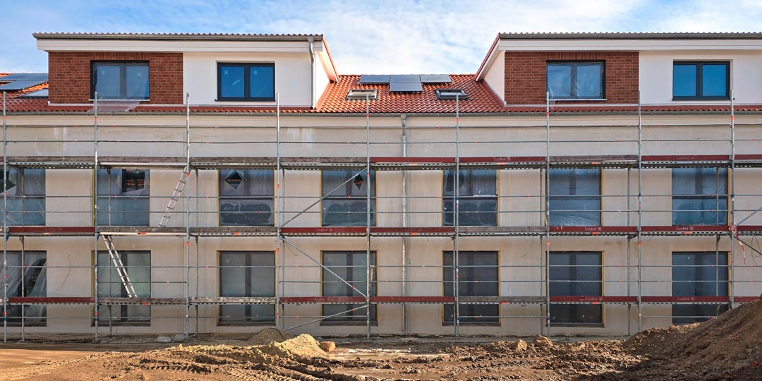 Reihenhausfassade im Rohbau