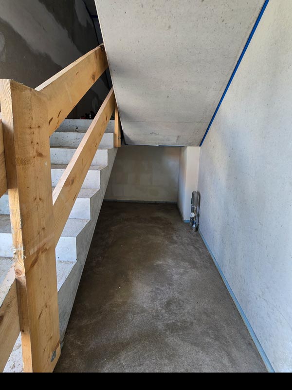 Treppenhaus vorm Innenausbau mit Behelfsgeländer