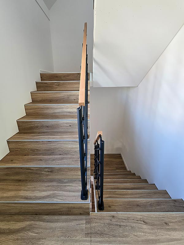 Treppenhaus eines Ersatzbaus nach dem Innenausbau durch das Team der push2go